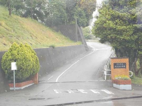 �y���Ӂz�@�剤�J���w�Z�F2100m